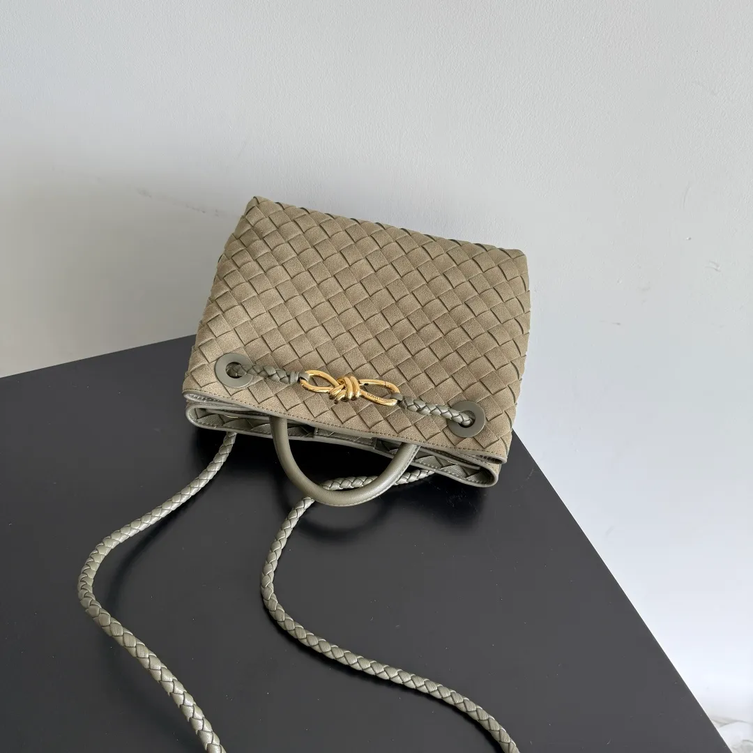 The 2023 new Andiamo batch of 1960 BV has been shipped‼ ️Really popular🔥The new Andiamo woven handbag launched by Bottega Veneta this season is really popular all over the world! ! Celebrities at home and abroad have worn it, and Oscar-winning actress Michelle Yeoh has taken it out on the street. Song Jia, Trai Yara, Yu Feihong, Sanji Ayaka, Rosie Hunting-Whiteley, Yoshioka Riho, etc. have all picked up this bag. It is classic and versatile, showing off its temperament, and the bag capacity is also large, which is very convenient for daily commuting! ! A variety of carrying methods, the shoulder straps can be adjusted by yourself, the original lambskin feels soft and delicate, and the neutral style is made to break gender boundaries and bring a more practical and longer-lasting use experience. Andiamo, which has both elegant and casual styles, perfectly interprets the true appearance of "fashionable old money style". Style number: 743568 (suede) Size: 25*22*10.5cm